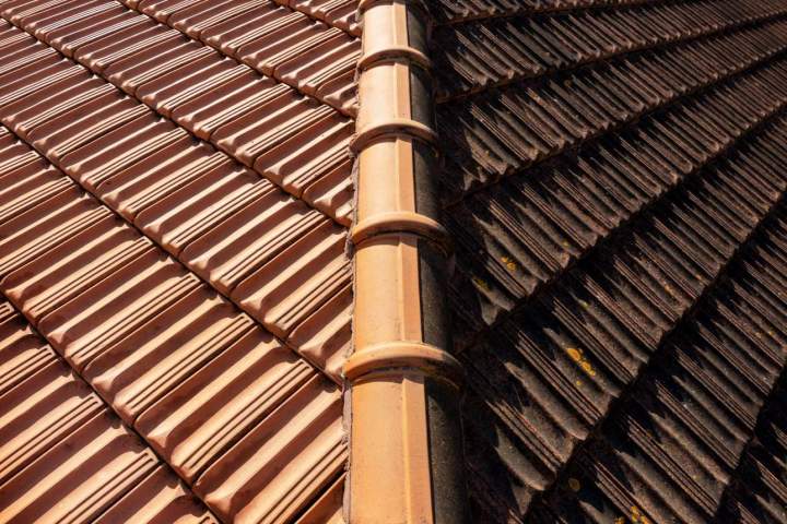 Démoussage toiture professionnel sur tous types de couvertures